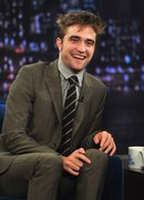 Роберт Паттинсон (Robert Pattinson) Late Night With Jimmy Fallon, 08.11.12 (36xHQ) 735967237771430