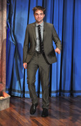 Роберт Паттинсон (Robert Pattinson) Late Night With Jimmy Fallon, 08.11.12 (36xHQ) B02116237771058