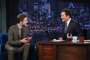 Роберт Паттинсон (Robert Pattinson) Late Night With Jimmy Fallon, 08.11.12 (36xHQ) E0715f237771216