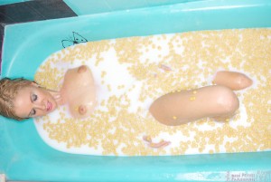 [Fotos HD+10mpx] Erika se baña en leche