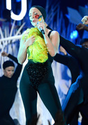 Лэди Гага (Lady Gaga) 2013-08-25 MTV Video Music Awards Performance  Audience (51xHQ) Cd18c3276265758