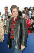 Бенисио Дель Торо (Benicio Del Toro) Cannes Film Festival - 'Sin City' Photocall (18 May 2005) (79xHQ) 4e147e278578932