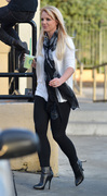 Бритни Спирс (Britney Spears) Visits Starbucks in Hollywood - 03.12.12 - 13хНQ Ca252d280078344