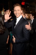 Том Хиддлстон (Tom Hiddleston) на премьере фильма Тор Царство тьмы в Америке, 04.11.13 - 39xHQ 491531286982092