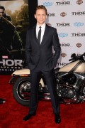 Том Хиддлстон (Tom Hiddleston) на премьере фильма Тор Царство тьмы в Америке, 04.11.13 - 39xHQ A5b019286981996
