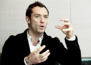 Джуд Лоу (Jude Law) Sherlock Holmes, Photocall, New York City, 11.23.2009 (63xHQ) B6abe5288253055