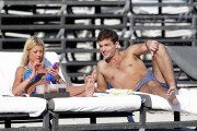 Тара Рид (Tara Reid) Enjoys a beach day with a male friend in Miami (November 24, 2013) (61xHQ) 23ffd3291361902