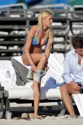 Тара Рид (Tara Reid) Enjoys a beach day with a male friend in Miami (November 24, 2013) (61xHQ) B65f4f291361798