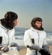 Бегство с планеты обезьян / Escape from the Planet of the Apes (1971)  5ae28e402065643