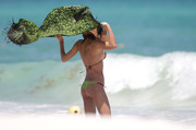Ирина Шейк (Irina Shayk) Bikini on the beach while on holiday in Mexico, 07.04.2015 (20xHQ) 1d5e35402717505