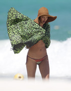 Ирина Шейк (Irina Shayk) Bikini on the beach while on holiday in Mexico, 07.04.2015 (20xHQ) C30a72402717535