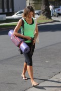 Джессика Альба (Jessica Alba) Going to a yoga class in Los Angeles, 05.04.2015 (27xHQ) 2d62c7402720329