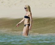 Гвинет Пэлтроу (Gwyneth Paltrow) Bikini on a beach in Barbados, 20.02.2011 (28xHQ) 3477b5402827607