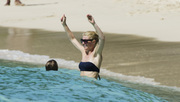 Гвинет Пэлтроу (Gwyneth Paltrow) Bikini on a beach in Barbados, 20.02.2011 (28xHQ) 473ab9402827462