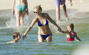 Гвинет Пэлтроу (Gwyneth Paltrow) Bikini on a beach in Barbados, 17.02.2011 (12xHQ) 901e88402827275