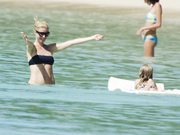 Гвинет Пэлтроу (Gwyneth Paltrow) Bikini on a beach in Barbados, 20.02.2011 (28xHQ) C6b71f402827452