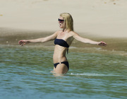Гвинет Пэлтроу (Gwyneth Paltrow) Bikini on a beach in Barbados, 20.02.2011 (28xHQ) E9ffb8402827423