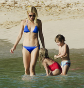 Гвинет Пэлтроу (Gwyneth Paltrow) Bikini on a beach in Barbados, 17.02.2011 (12xHQ) Fc88dd402827331