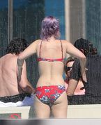 Келли Осборн (Kelly Osbourne) bikini at the beach in Sydney, 27.04.2013 - 121xHQ 610f8c403767482