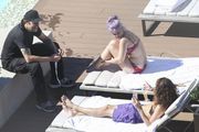 Келли Осборн (Kelly Osbourne) bikini at the beach in Sydney, 27.04.2013 - 121xHQ 955b2e403767748