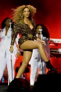 Бейонсе (Beyonce) performing at Glastonbury, 26.06.2011 (134xHQ) 2fcbf7404114301