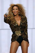 Бейонсе (Beyonce) performing at Glastonbury, 26.06.2011 (134xHQ) 31f933404114174