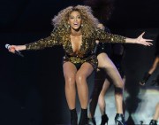 Бейонсе (Beyonce) performing at Glastonbury, 26.06.2011 (134xHQ) 533355404114034