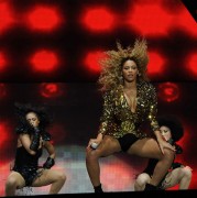 Бейонсе (Beyonce) performing at Glastonbury, 26.06.2011 (134xHQ) Fbb649404113927