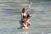Тейлор Свифт (Taylor Swift) On a beach, Maui, 1.21.2015 (95xHQ) 0029d3406654518