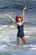 Тейлор Свифт (Taylor Swift) On a beach, Maui, 1.21.2015 (95xHQ) 1d1e90406655518