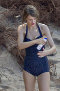 Тейлор Свифт (Taylor Swift) On a beach, Maui, 1.21.2015 (95xHQ) 202ab4406655241