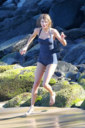 Тейлор Свифт (Taylor Swift) On a beach, Maui, 1.21.2015 (95xHQ) 5241d7406655670