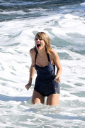 Тейлор Свифт (Taylor Swift) On a beach, Maui, 1.21.2015 (95xHQ) 564376406655502