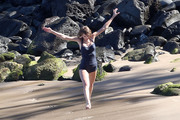 Тейлор Свифт (Taylor Swift) On a beach, Maui, 1.21.2015 (95xHQ) 56e85a406655086