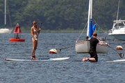 Тейлор Свифт (Taylor Swift) Paddleboarding in Westerly, Rhode Island, 28.07.2013 (29xHQ) 913cfa406655757