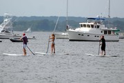 Тейлор Свифт (Taylor Swift) Paddleboarding in Westerly, Rhode Island, 28.07.2013 (29xHQ) Ba26cc406655842