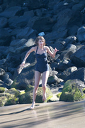 Тейлор Свифт (Taylor Swift) On a beach, Maui, 1.21.2015 (95xHQ) Bcdbb4406654375