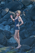 Тейлор Свифт (Taylor Swift) On a beach, Maui, 1.21.2015 (95xHQ) D445c4406654279
