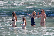 Тейлор Свифт (Taylor Swift) On a beach, Maui, 1.21.2015 (95xHQ) E2d5aa406655711