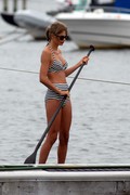Тейлор Свифт (Taylor Swift) Paddleboarding in Westerly, Rhode Island, 28.07.2013 (29xHQ) Ff7a53406655735