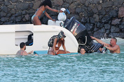 Рианна (Rihanna) White bikini candids in Hawaii, 26.04.2015 - 70xHQ 0a1f79407758490