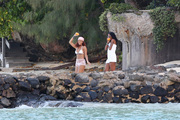 Рианна (Rihanna) White bikini candids in Hawaii, 26.04.2015 - 70xHQ 84eb6c407758308