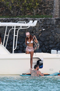 Рианна (Rihanna) White bikini candids in Hawaii, 26.04.2015 - 70xHQ 925e2d407758454
